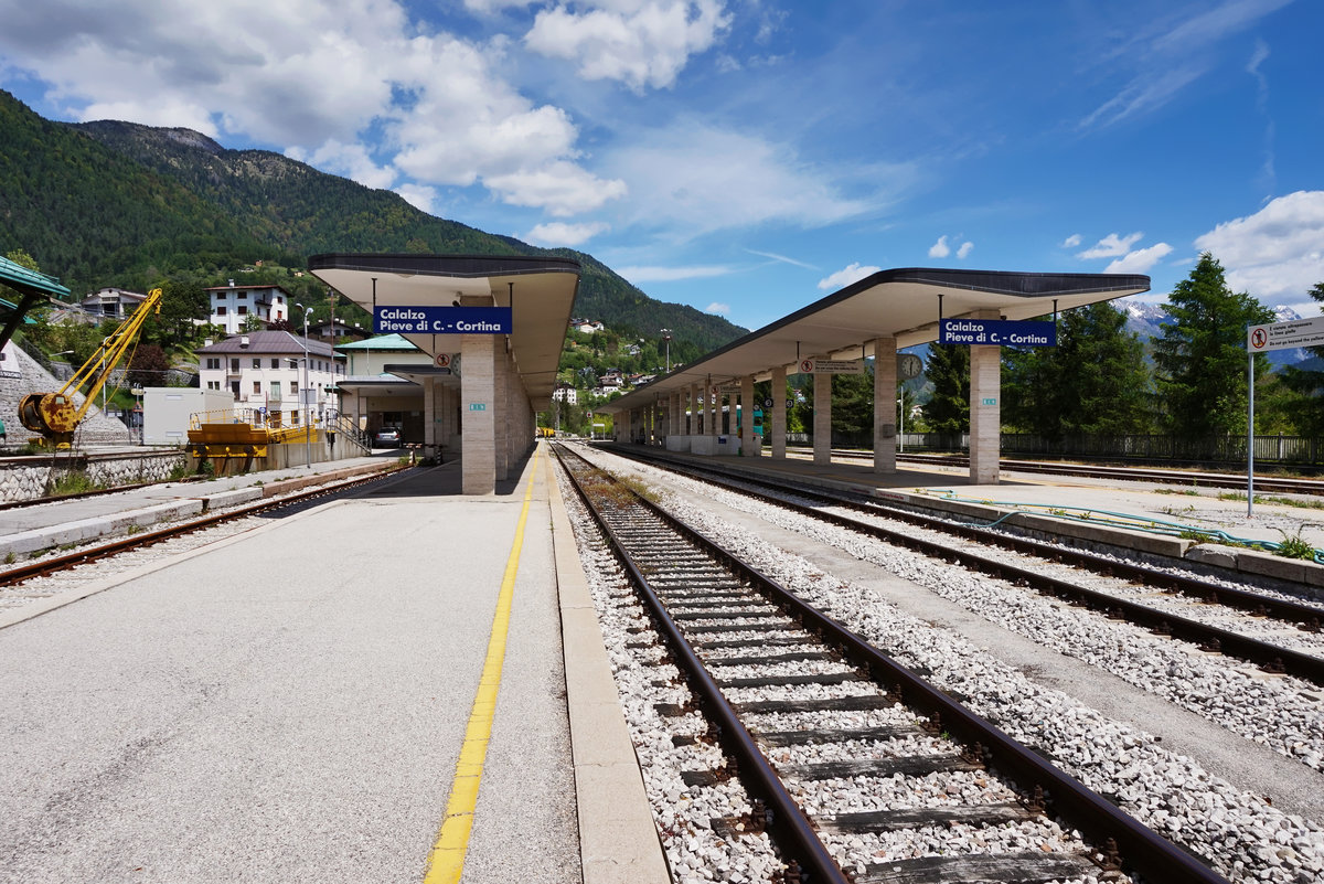 Blick auf den Bahnhof Calalzo-Pieve di Cadore-Cortina, am 21.5.2016.
Ganz links zu sehen ist die Verladerampe für den Autoreisezug nach Roma Termini, dieser verkehrt aber auch schon seit Jahren nicht mehr und nun sind die beiden linken Gleise auch nicht mehr an das Netz angeschlossen.