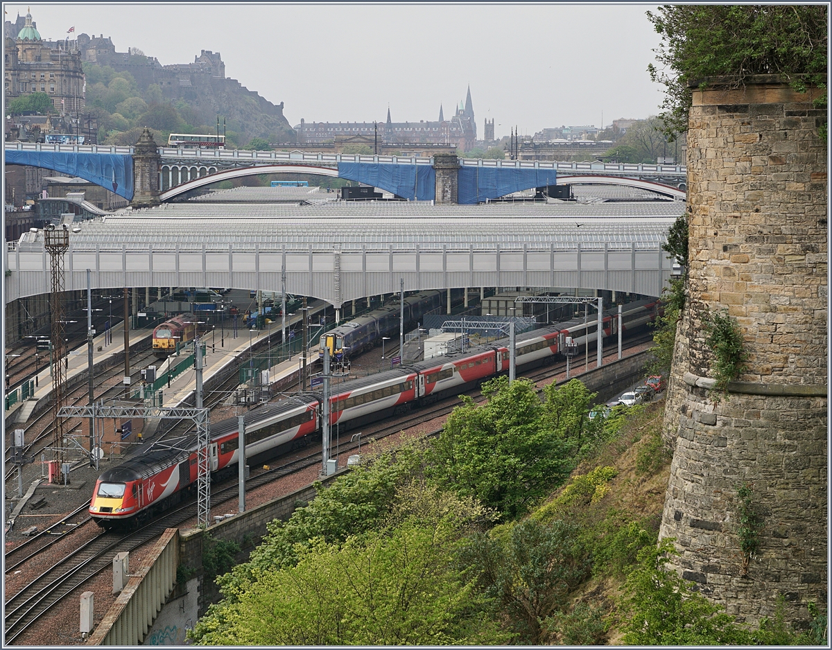 Blick auf den Bahnhof Edinburgh Waverley mit einem ausfahrenden Virgin East Coast HST 125 Class 43. Des weiteren ist auch eine EWS Class 67 Diesellok erkennbar. 

2. Mai 2017
