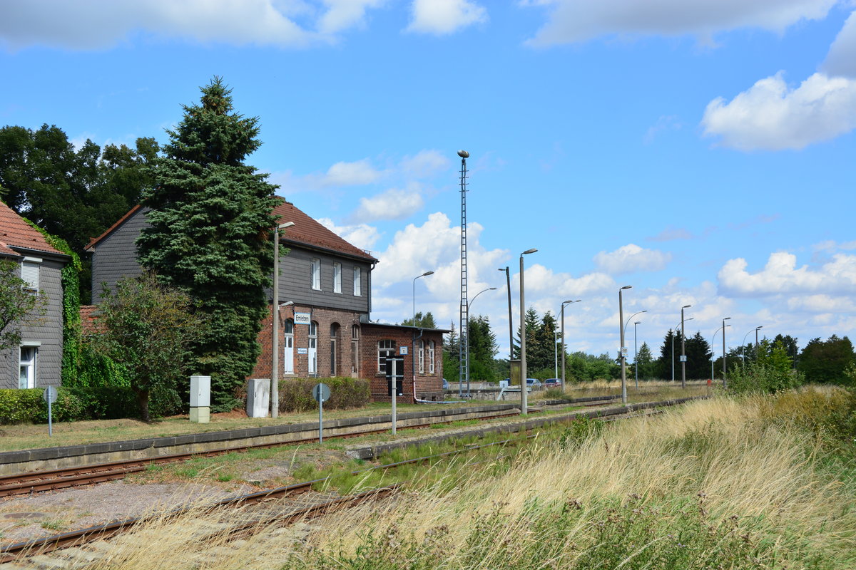Blick auf den Bahnhof Emleben. Seit Dezember 2011 ist hier der Personenverkehr eingestellt. Lediglich der Anschluss in Emleben wird noch bedient. Die Strecke ist ab hier in Richtung Georgenthal gesperrt.

Emleben 11.08.2018