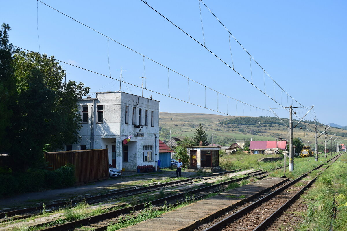 Blick auf den Bahnhof und das Empfangsgebäude Augustin. Dieser Bahnhof wird nicht vom neuen Trassenverlauf angefahren. Ob dieser Bahnhof in wenigen Jahren mit der Eröffnung der Strecke stillgelegt wird oder ob ein Teil der Bestandssstrecke erhalten bleibt ist mir nicht bekannt. 

Augustin 02.09.2025