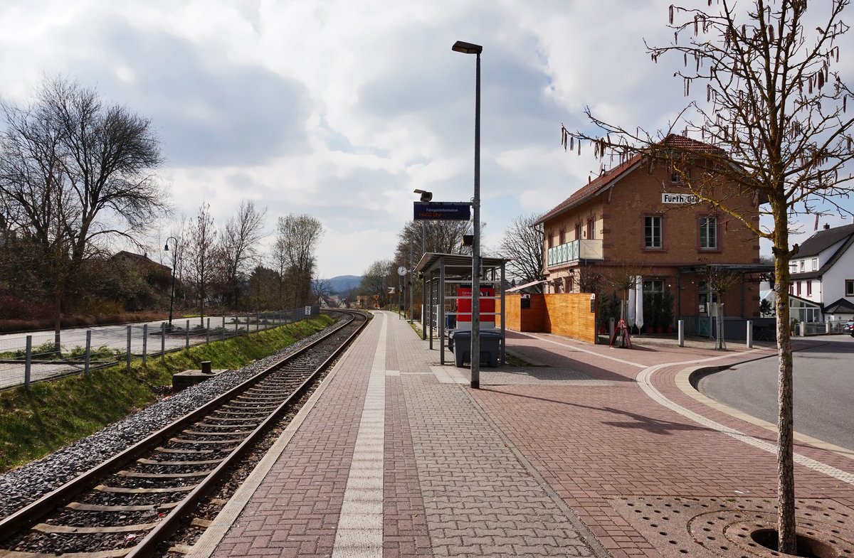 Blick auf den Bahnhof von Fürth (Odenwald), am 26.3.2016.
Einst bestand der Bahnhof aus zwei Gleisen, nach der Modernisierung blieb aber nur mehr ein Gleis zurück.
