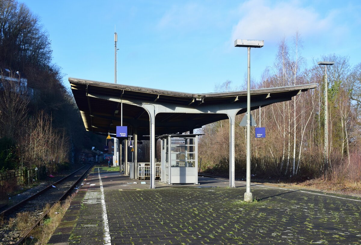 Blick auf den Bahnhof Hagen Oberhagen. Der Bahnhof wird im Stundentakt mit PESA Link auf der Linie RB52 Dortmund - Rummenohl bedient. Die Fahrgastzahlen sind sehr überschaubar.

Hagen 27.12.2022