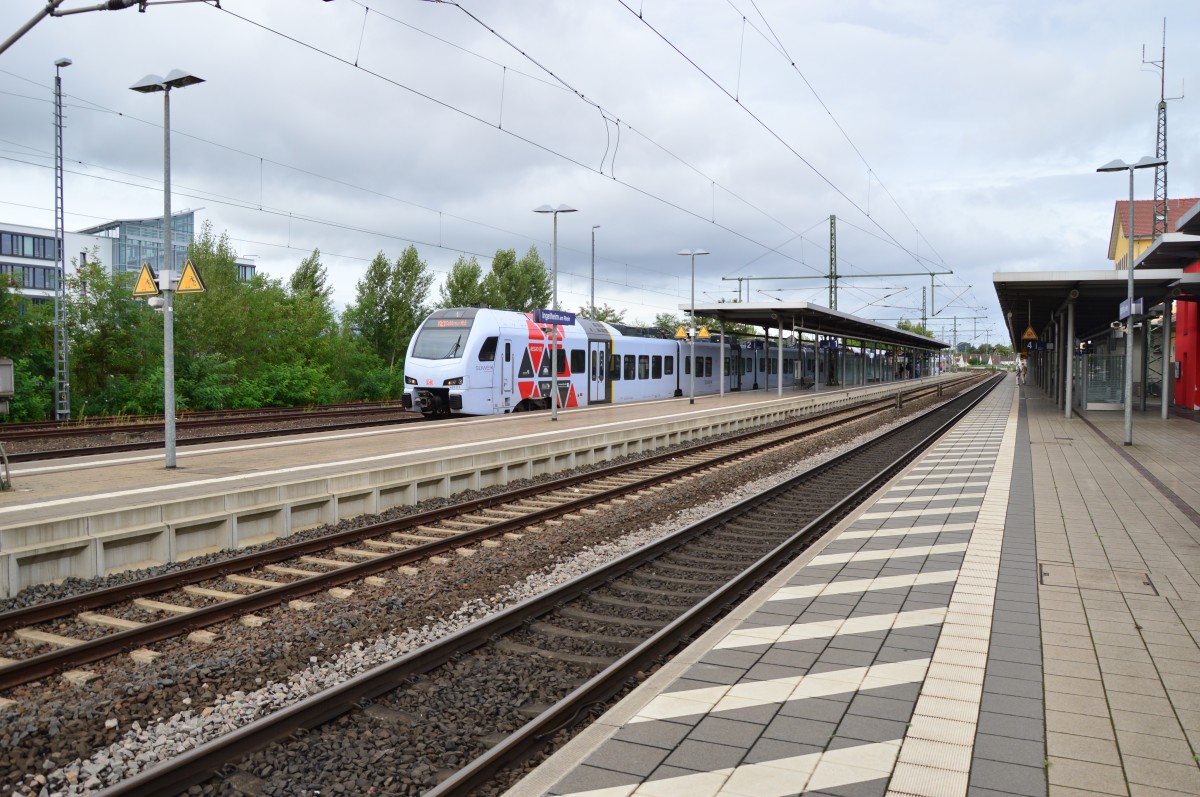 Blick auf den Bahnhof Ingelheim, gerade ist ein RE2 Zug eingefahren.
Es sind die SÜWEX Triebwagen 429 113 vorne und hinten daran 429 106 an diesem Sonntag den 16.8.2015