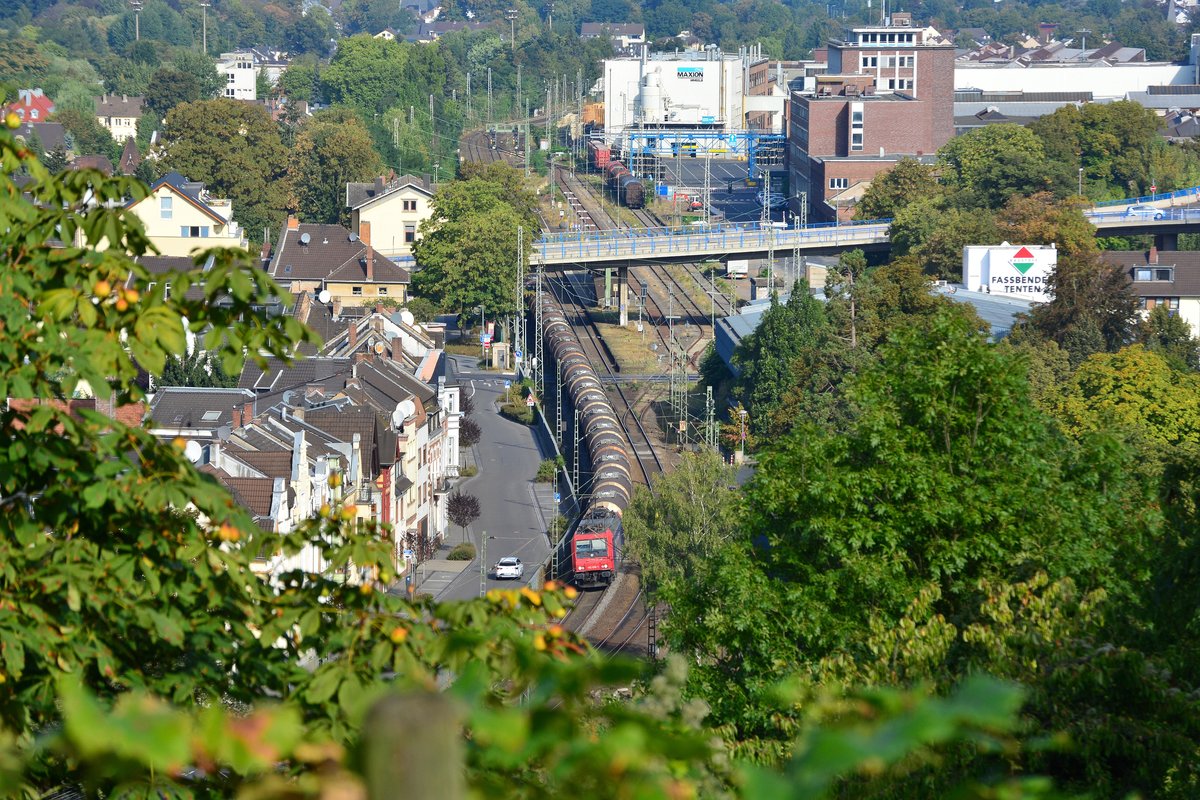 Blick auf den Bahnhof Königswinter und 482 036-1 mit einem Kesselzug Richtung Koblenz vom Drachenfels.

Königswinter 17.09.2016