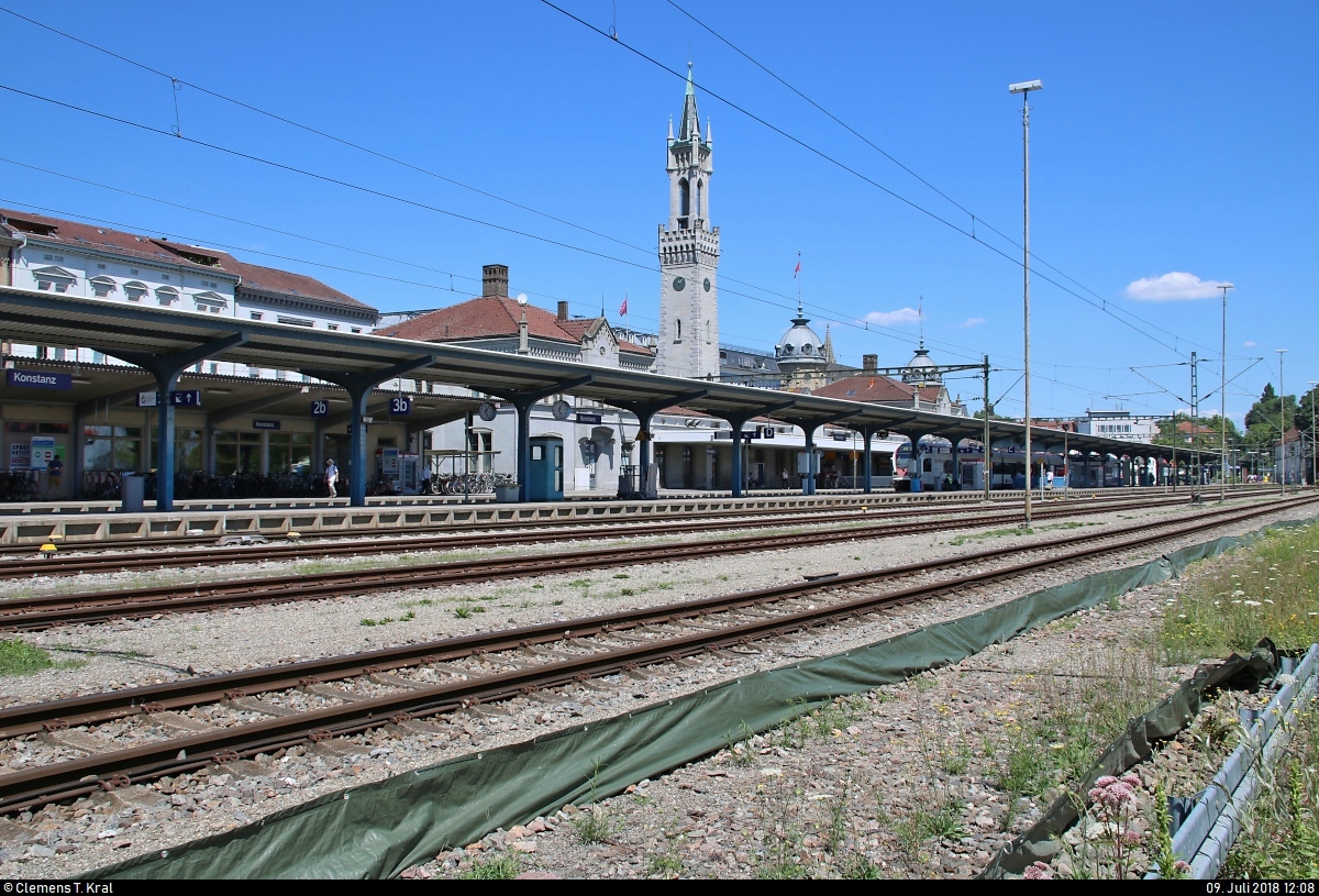 Blick auf den Bahnhof Konstanz mit seinem markanten Glockenturm. Im Vordergrund gibt es noch ein paar Abstellgleise.
Aufgenommen vom Parkplatz am Stellwerk.
[9.7.2018 | 12:08 Uhr]