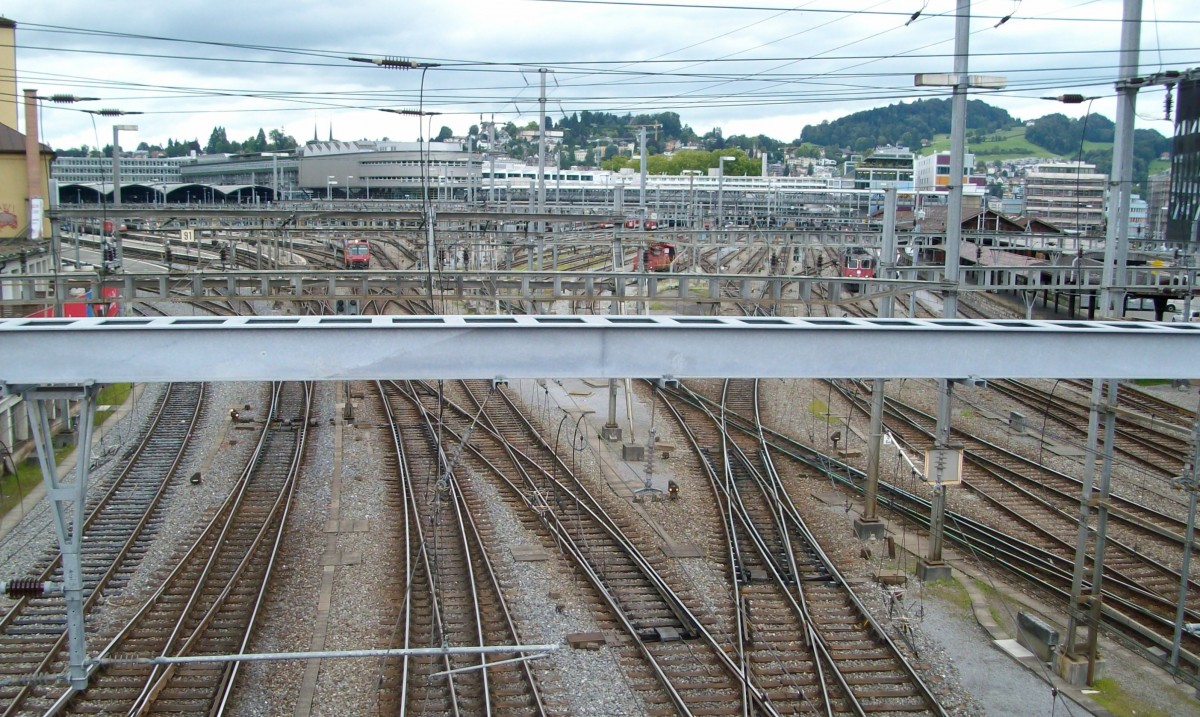 Blick auf den Bahnhof von Luzern. Links zu sehen ist der Personenbahnhof und rechts Güterbahnhof. Aufgenommen am 20.7.2011