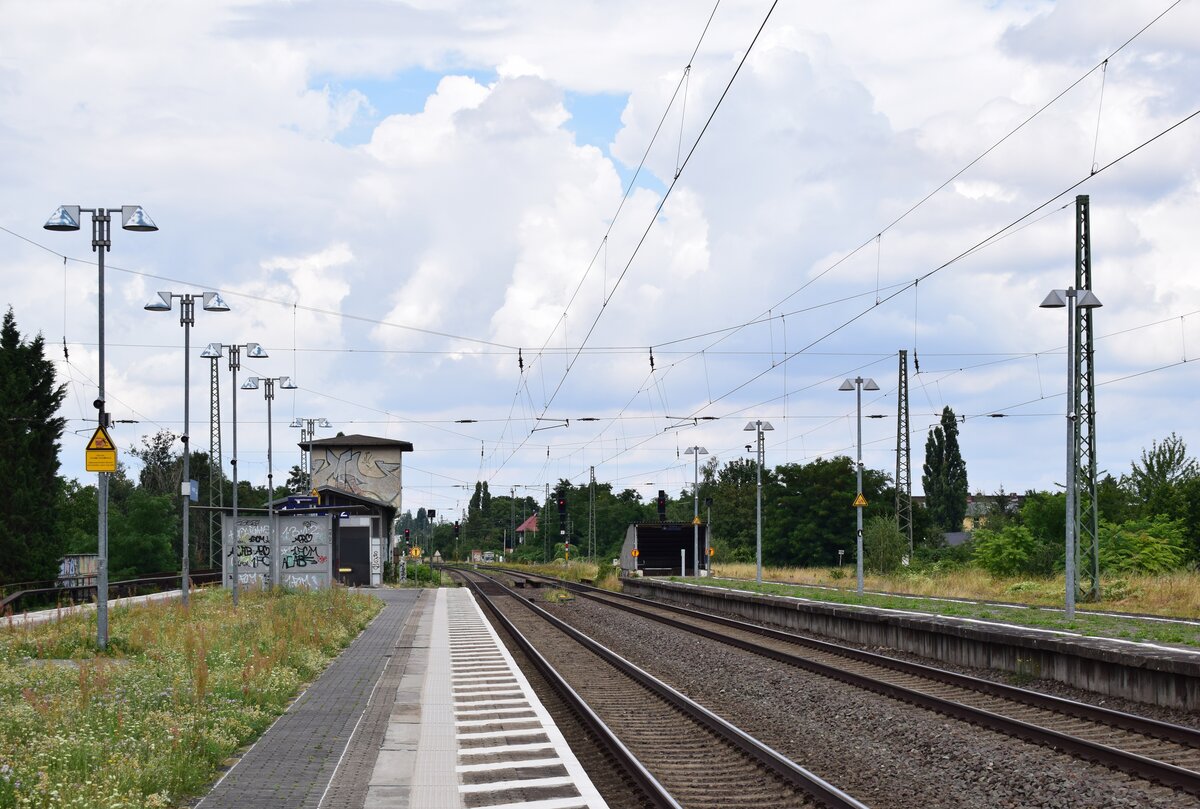 Blick auf den Bahnhof Magdeburg Süd Ost. Links sieht man den Regio Bahnsteig. Rechts sind die Gütergleise zu sehen. Dort halten die Züge lediglich bei Umleitungen.

Magdeburg 04.08.2021