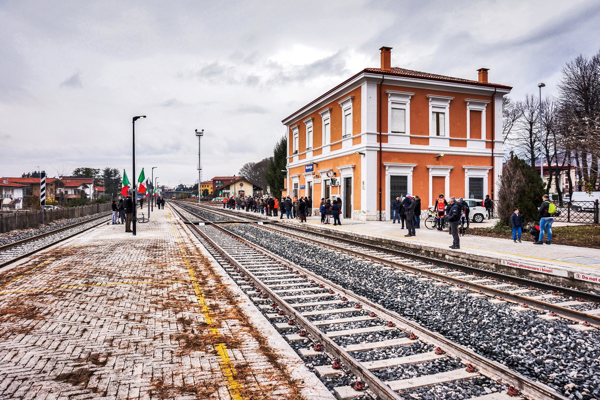 Blick auf den Bahnhof Maniago, am 10.12.2017.
Von Sacile bis hierher wurde diesen Tag die Pedemontana wiedereröffnet.
Der zweite Abschnitt von Maniago bis Gemona del Friuli, soll dann Ende 2018 reaktiviert werden.