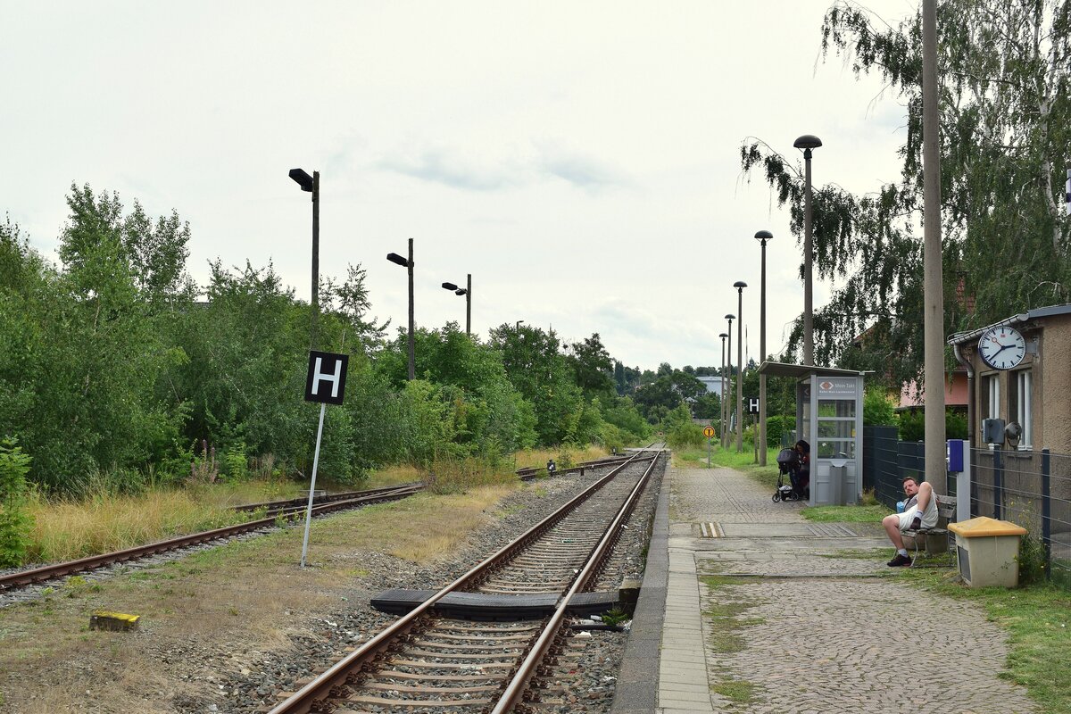 Blick auf den Bahnhof Naumburg Ost oder eher die Überreste. Denn außer die hier stündlich endende RB aus Wangen ist hier nichts mehr los. Die Strecke nach Teuchern ist betrieblich gesperrt. Der Personenverkehr wurde dort Ende 2010 eingestellt.

Naumburg 11.08.2021