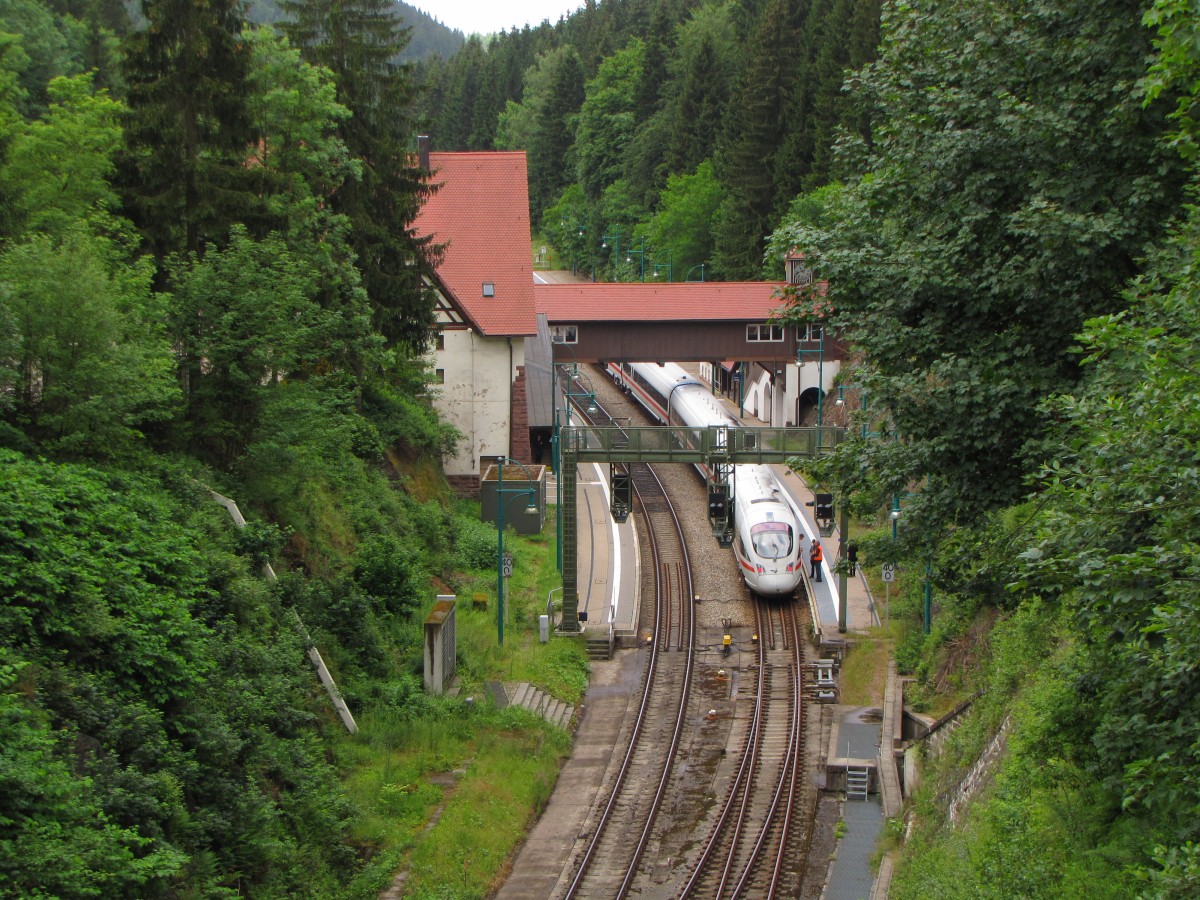 Blick auf den Bahnhof in Oberhof (Thür) mit dem für Filmdreharbeiten abgestellten DSB 605 007  Århus .