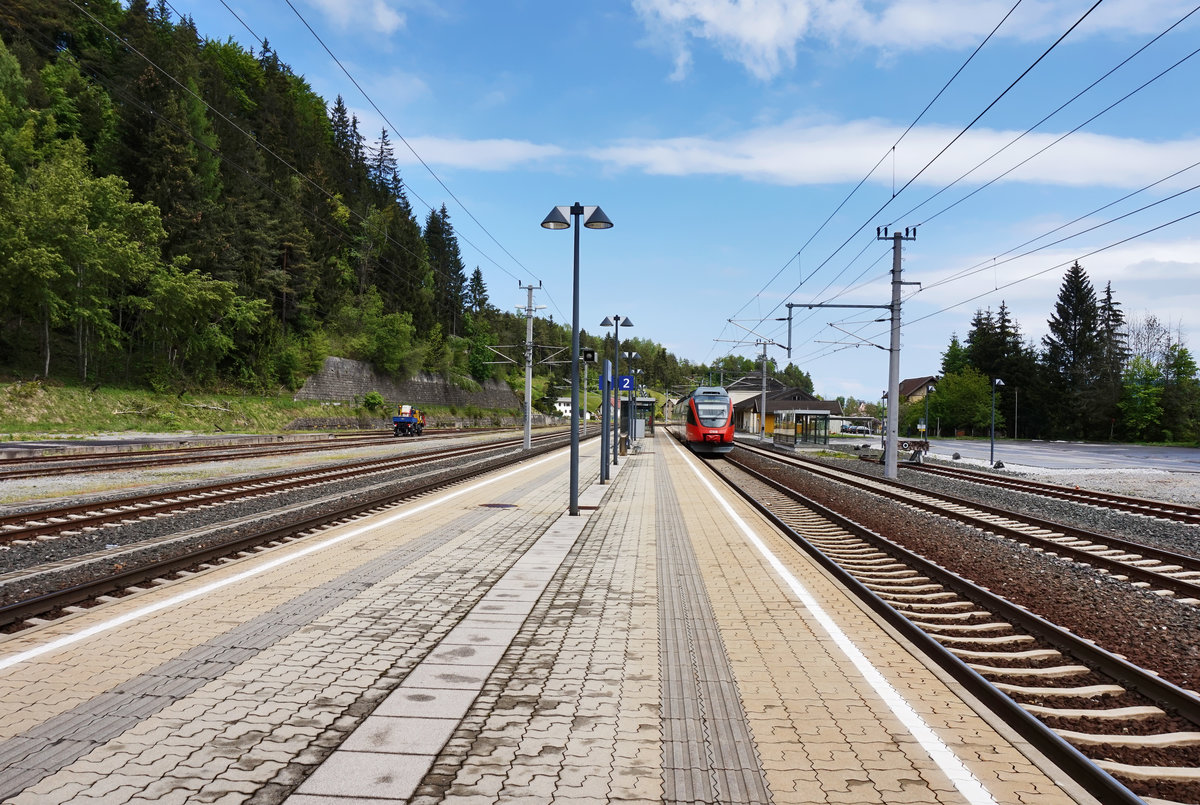 Blick auf den Bahnhof Rosenbach, am 5.5.2016.
Heute wird nur mehr am neuen Inselbahnsteig gehalten, der Hausbahnsteig hat inzwischen ausgedient. Heute halten hier als einziges nur mehr Züge der Linie S2 aus Villach. Weiter in Richtung Jesenice kommt man direkt von Rosenbach nicht mehr, da vor ein paar Jahren der letzte IC nach Ljubljana, diese hier Halt machte, gestrichen wurde.
Der einzige internationale Zug dieser in Rosenbach noch Halt macht ist Mo-Fr die S2 4962 von Jesenice nach Villach Hbf.