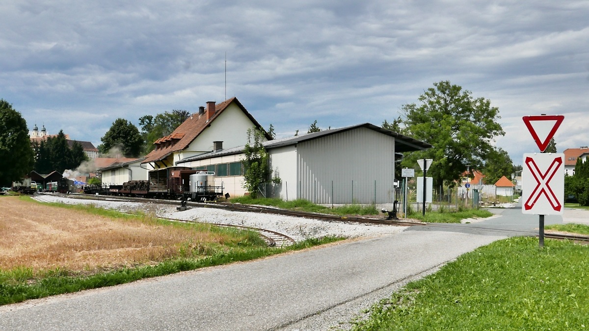 Blick auf den Bahnhof Stainz der Stainzer Lokalbahn, 04.08.2019

<a href= https://www.bahnvideos.eu/video/oesterreich~schmalspurbahnen~stainzerbahn/21294/abfahrt-des-stainzer-flascherlzugs-in-voller.html >Video von der Abfahrt des Flascherlzugs</a>
