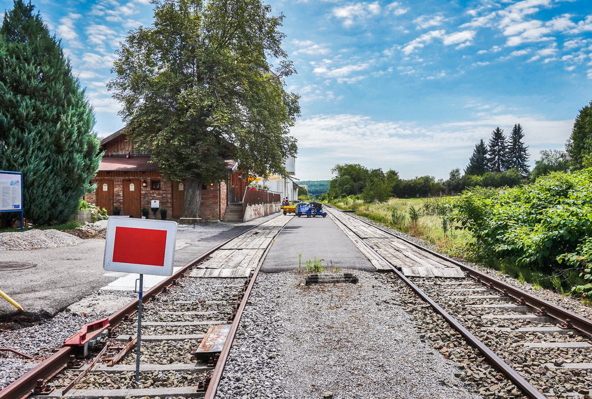 Blick auf den Bahnhof Stoob am 5.8.2017.
Seit dem 15. Dezember 2013 ist hier der Güterverkehr der ÖBB eingestellt und die Strecke stillgelegt.
Heute fahren hier nur noch Fahrraddraisinen der Sonnenland-Draisinentour von Oberpullendorf nach Neckenmarkt-Horitschon.