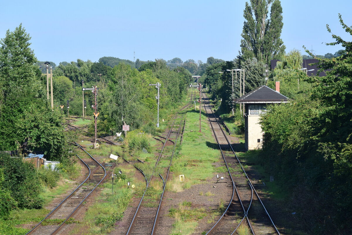 Blick auf den Bahnhof Tröglitz. Der Personenverkehr ist seit 2002 eingestellt. Genutzt wird die Strecke nur noch von Contamax sowie von Waggonbau Altenburg GmbH zum Wagen abstellen.

Tröglitz 11.08.2021