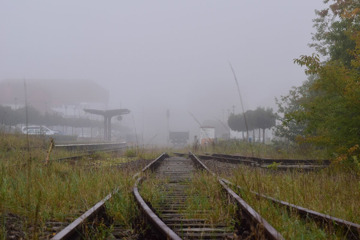 Blick auf den Bahnhof Überherrn von Saarbrücken aus. Der Verkehr auf der Strecke Völklingen - Überherrn - Thionville wurde schrittweise ab 1972 eingestellt. 1972 erfolgte die Einstellung auf dem Abschnitt Überherrn – Grenze Hargarten. 1992 erfolgte die Einstellung des Personenverkehrs auf dem Abschnitt Überherrn - Völklingen. 1995 wurde die Oberleitung abgebaut. 2003 wurde der Verkehr entgültig eingestellt und die Strecke stillgelegt. 2003 pachtete Mosolf die Strecke für den Güterverkehr. 2016 wurde der Verkehr wegen Oberbaumängel eingestellt. Es gab bis jetzt immer wieder Vorschläge zur Reaktivierung welche bis heute nicht erfolgte. Da die Strecke nur stillgelegt und nicht entwidmet ist, ist hier eine Reaktivierung jedoch möglich. 

Überherrn 30.09.2023