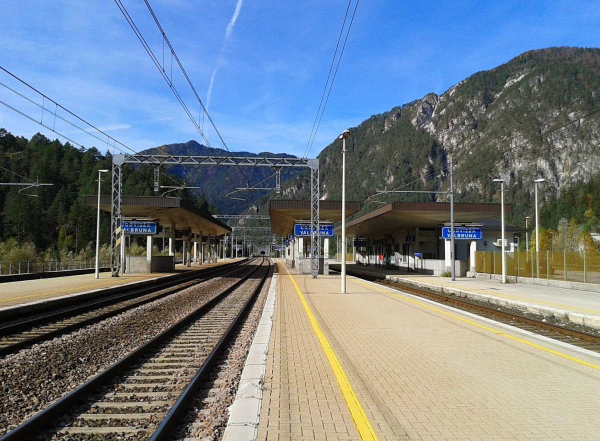 Blick auf den Bahnhof Ugovizza-Valbruna an der neuen Pontebbana. Dieser Bahnhof liegt nahe der ehemaligen Haltetelle Valbruna-Lussari. Aufgenommen am 25.10.2015