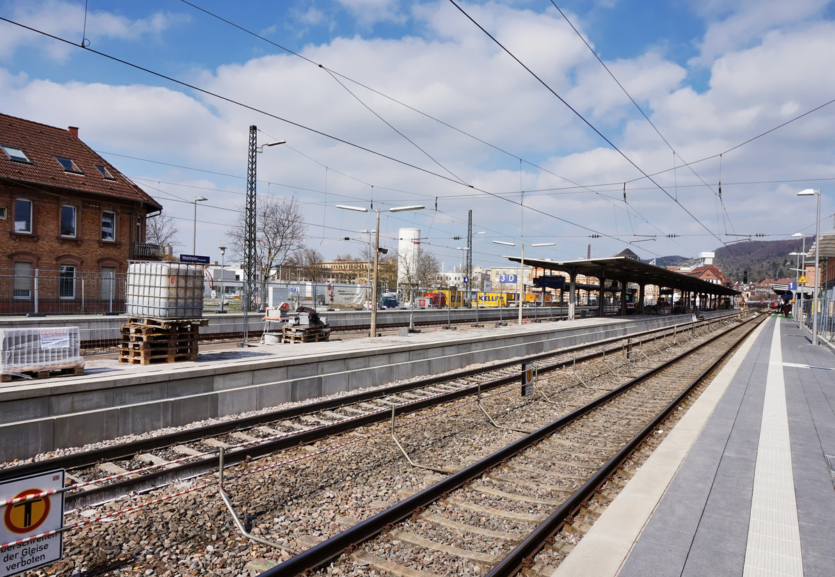 Blick auf den Bahnhof Weinheim (Bergstraße), am 26.3.2016.
Aufgrund der Modernisierung der Bahnsteige, standen den Züge der KBS 650 zu dieser Zeit, nur zwei der vier Gleise zur Verfügung.