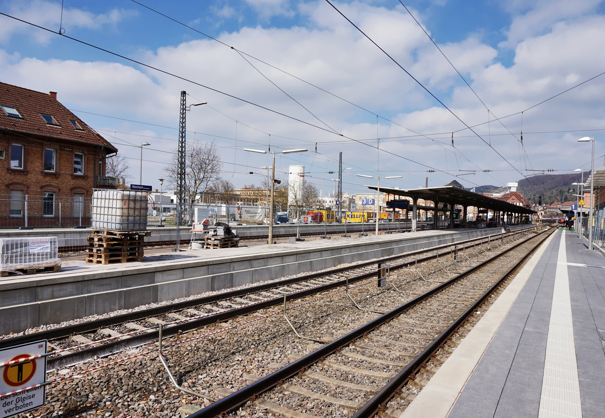 Blick auf den Bahnhof Weinheim (Bergstraße), am 26.3.2016.
Aufgrund der Modernisierung der Bahnsteige, standen den Züge der KBS 650 zu dieser Zeit, nur zwei der vier Gleise zur Verfügung.