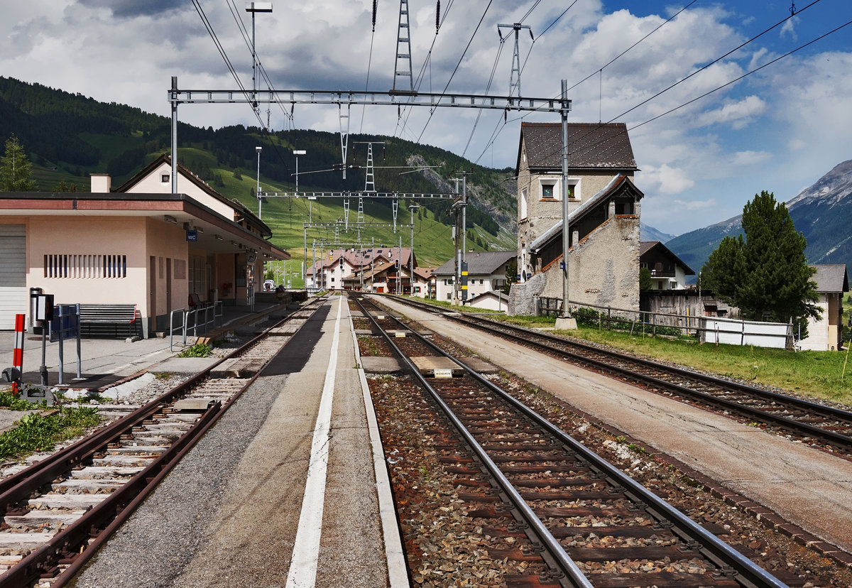 Blick auf den Bahnhof Zuoz, am 21.7.2016.
