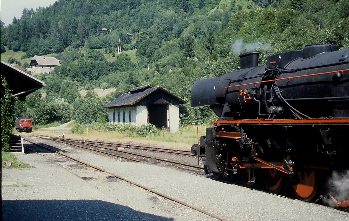 Blick auf das Bahnhofsende von Hüttenberg, rechts 52.3816, im Hintergrund 2060 051-8 (Juli 1991). Zum Lokschuppen führten zu diesem Zeitpunkt schon keine Gleise mehr. 