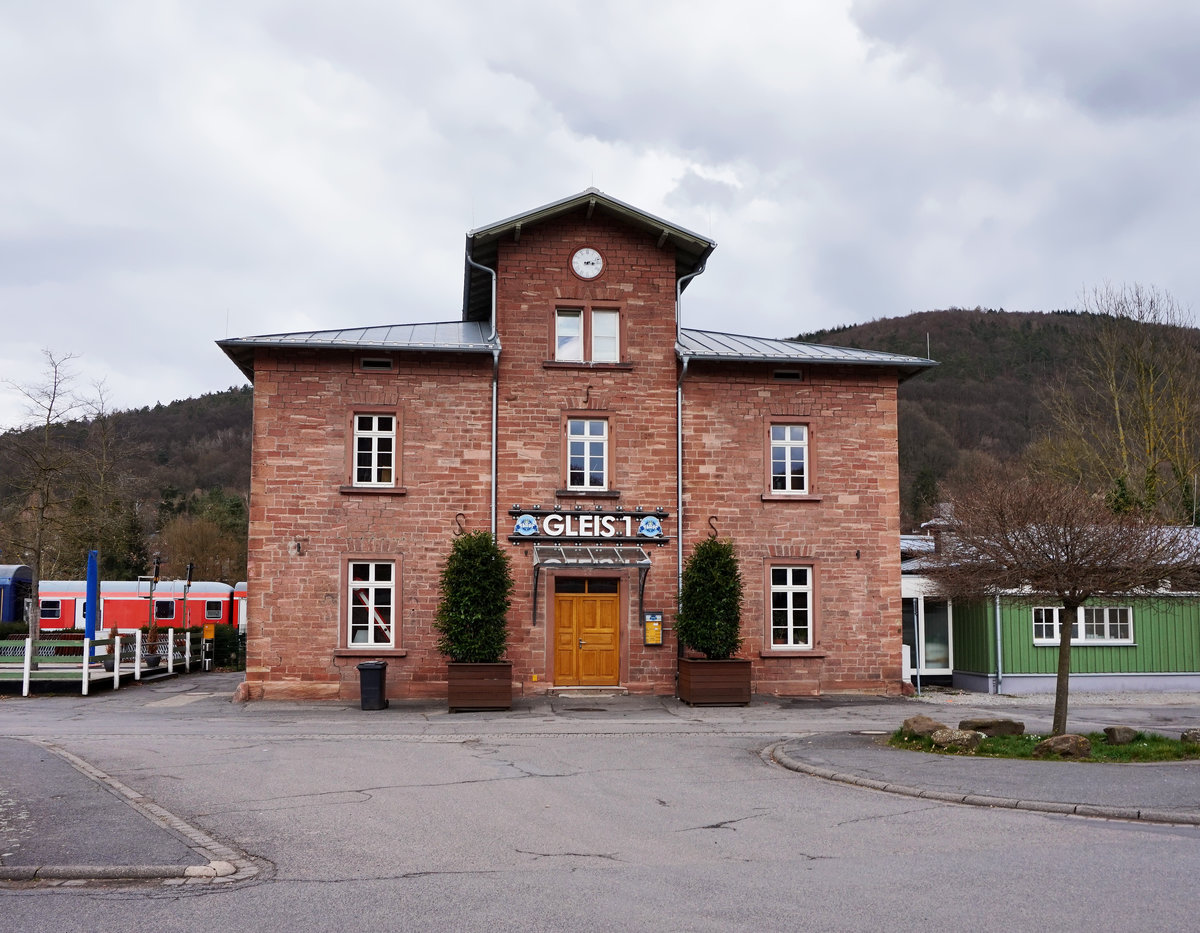 Blick auf das Bahnhofsgebäude von Amorbach am 23.3.2016