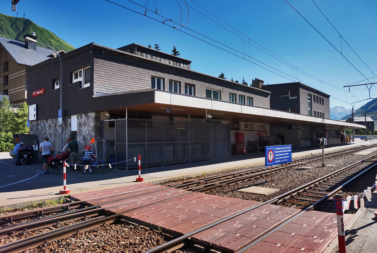 Blick auf das Bahnhofsgebäude von Andermatt. Aufgenommen am 20.7.2016.