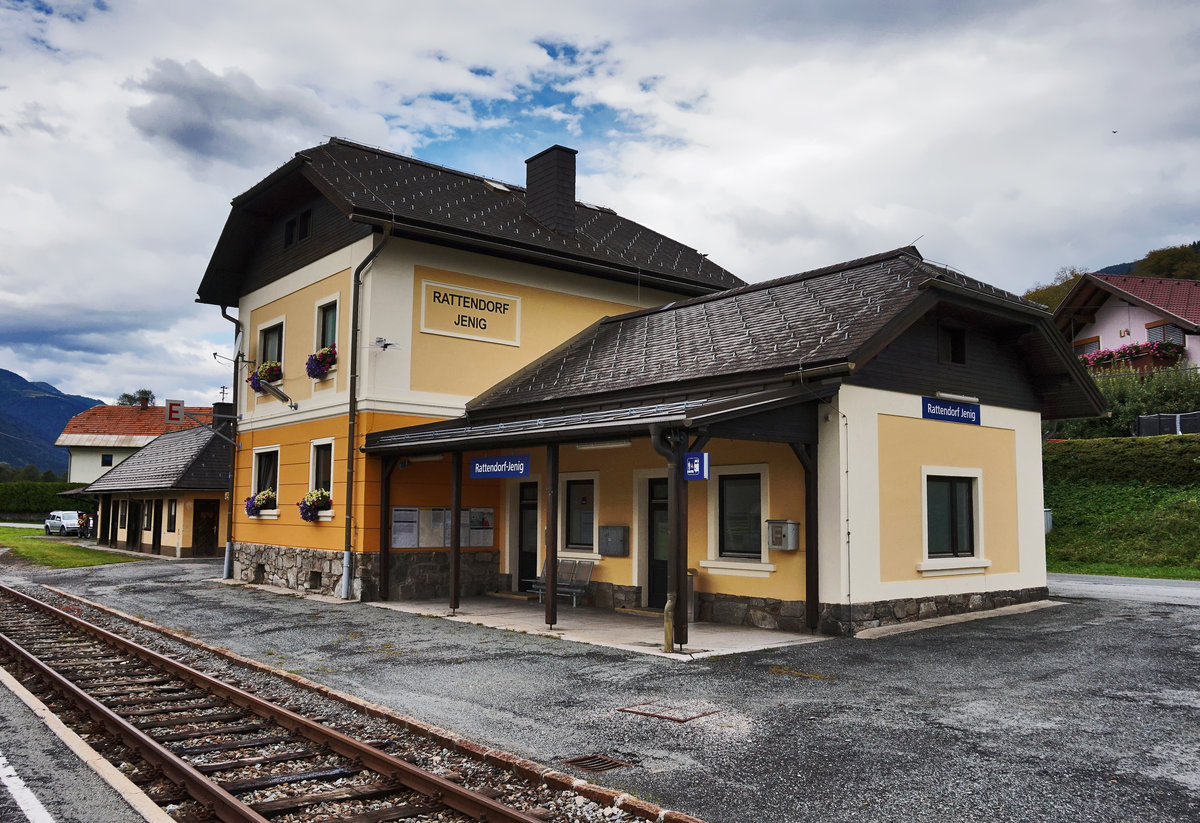 Blick auf das Bahnhofsgebäude vom Bahnhof Rattendorf-Jenig, am 6.9.2016.
Als einziger an der Strecke präsentiert dieser sich auch mit Blumenschmuck an den Fenstern.