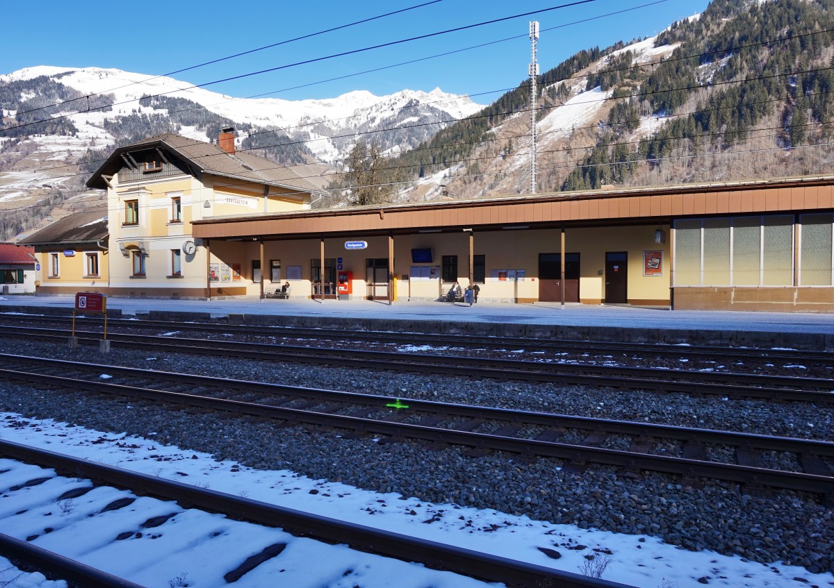 Blick auf das Bahnhofsgebäude von Dorfgastein am 12.2.2016
