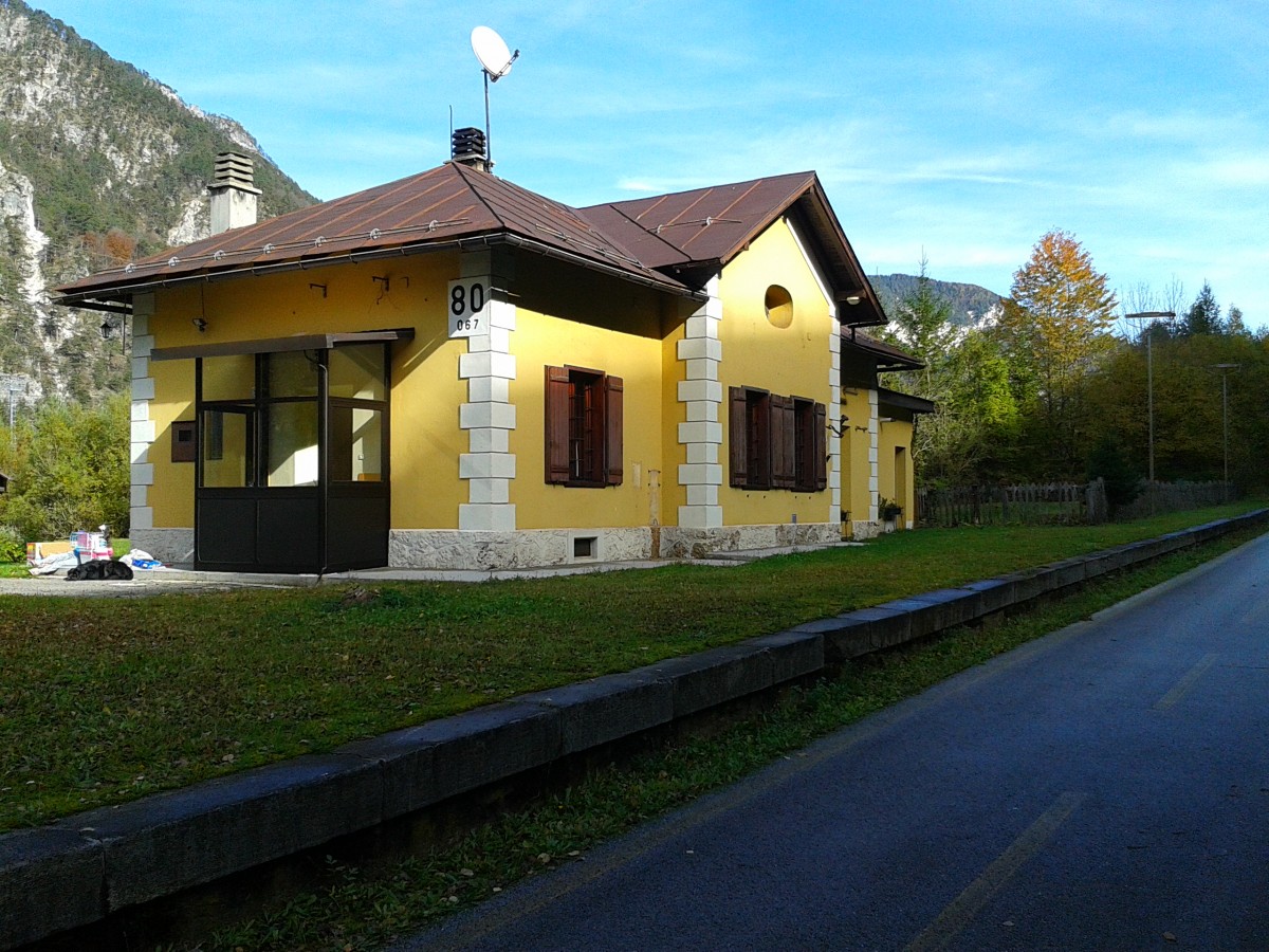 Blick auf das Bahnhofsgebäude der ehemaligen Haltestelle Malborghetto an der alten Pontebbana. Aufgenommen am 25.10.2015
