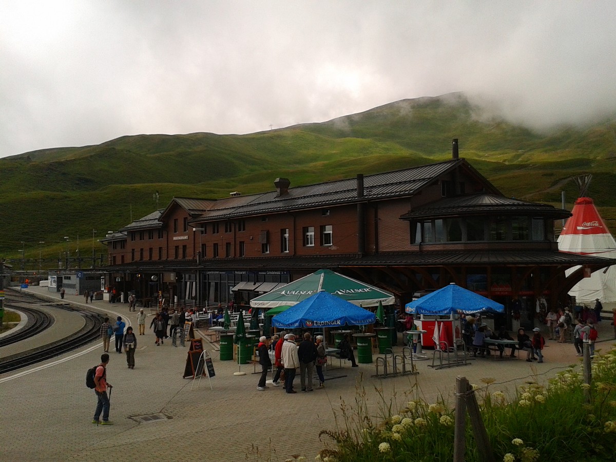 Blick auf das Bahnhofsgebäude von Kleine Scheidegg am 23.7.2015