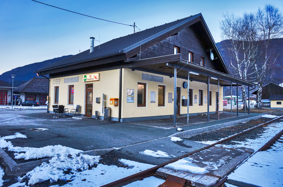 Blick auf das Bahnhofsgebäude von Kötschach-Mauthen am 22.1.2016. Auch hier wurden Bahnhofschilder und ÖBB Logo bereits entfernt.
Vielen Dank aber unsererseits an die ÖBB, für die hier vergesse Bahnhofsuhr und die Hemmschuhe ;-)