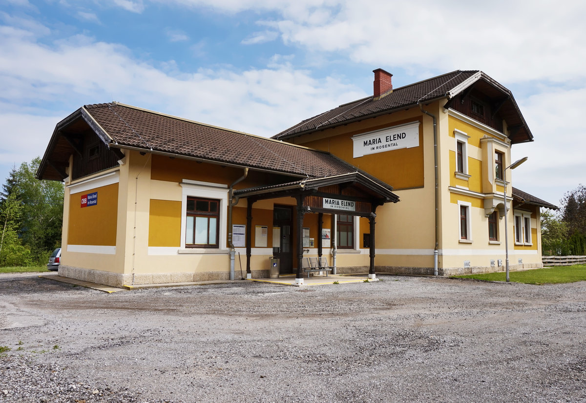 Blick auf das Bahnhofsgebäude von Maria Elend im Rosental, am 5.5.2016