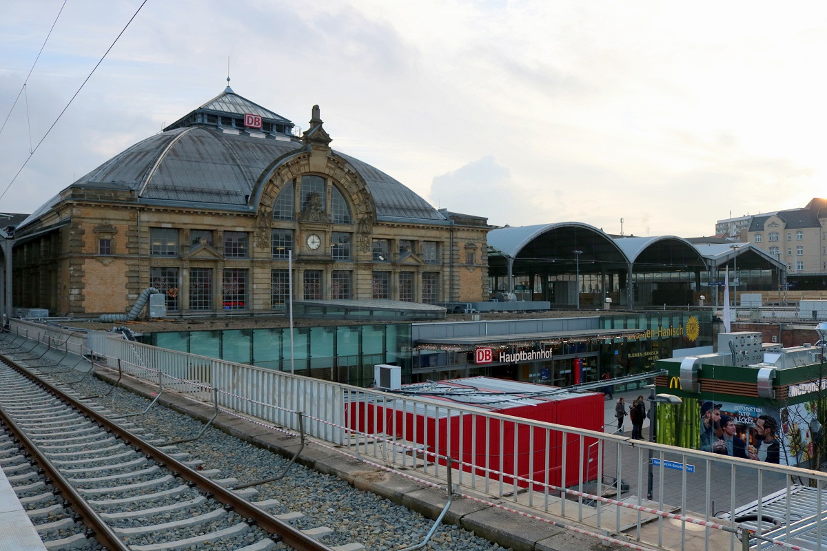 Blick auf das Bahnhofsgebäude und die nun gesperrte Westseite in Halle(Saale)Hbf. Aufgenommen von Bahnsteig 8/9. Da die Arkaden ebenfalls saniert werden müssen, sind die Geschäfte dort und teilweise aus dem Gebäude ausgezogen und haben sich vorübergehend in Container auf dem Bahnhofsvorplatz eingemietet. [2.12.2017 | 15:01 Uhr]