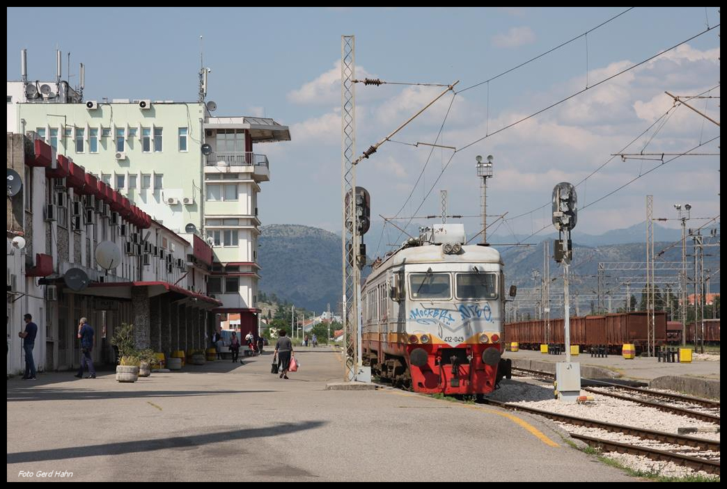 Blick auf das Bahnhofsgebäude von Podgorica, wo hier am 16.5.2017 gerade der ET 412-049 abfahrbereit nach Bar am Hausbahnsteig steht.