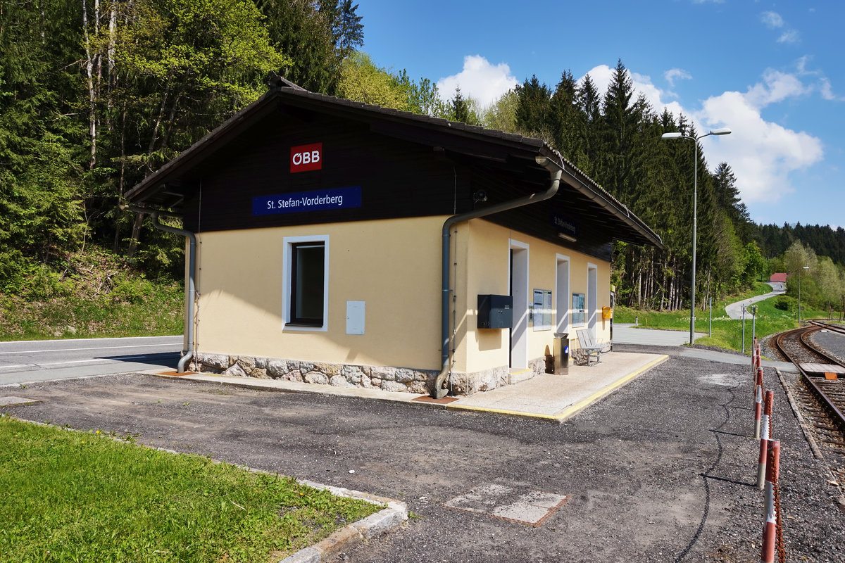 Blick auf das Bahnhofsgebäude von St. Stefan-Vorderberg, am 5.5.2016. 
