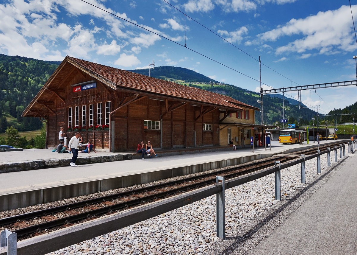Blick auf das Bahnhofsgebäude von Tiefencastel.
Aufgenommen am 21.7.2016.
