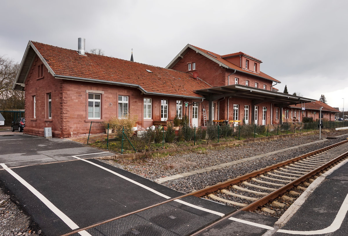Blick auf das Bahnhofsgebäude von Walldürn, am 23.3.2016