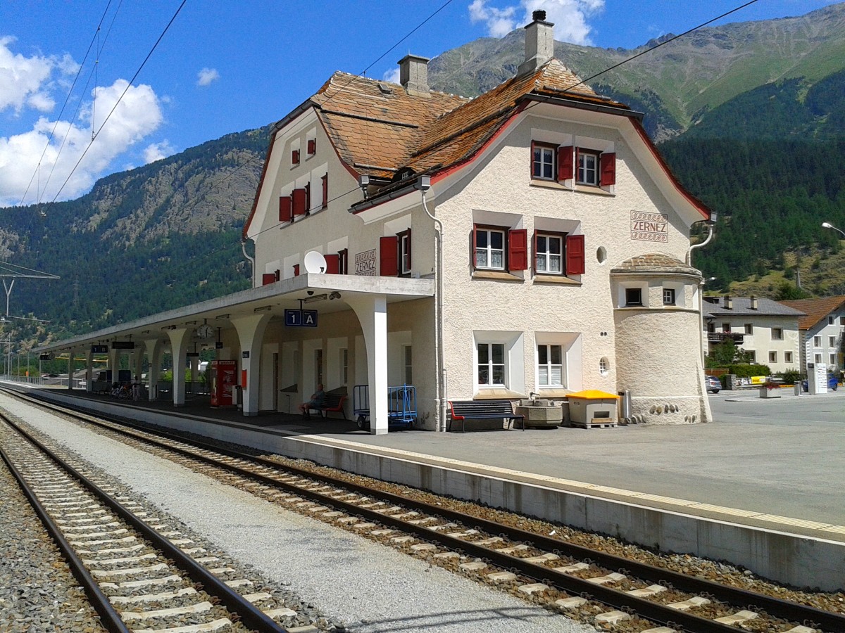 Blick auf das Bahnhofsgebäude von Zernez am 21.7.2015