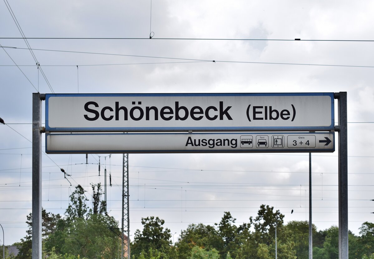 Blick auf das Bahnhofsschild in Schönebeck. Hier sind die meisten Schilder noch aus den 90er Jahren.

Schönebeck 25.07.2020
