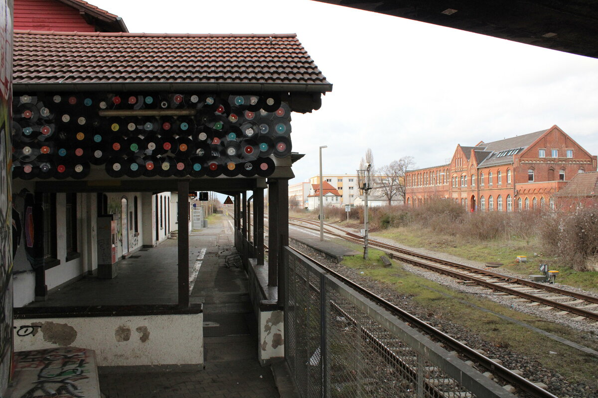 Blick auf den Bahnsteig 1 und 2 am 17.02.2023 in Erfurt Nord. Das Bahnsteigdach wurde mit etlichen Schallplatten verschönert.