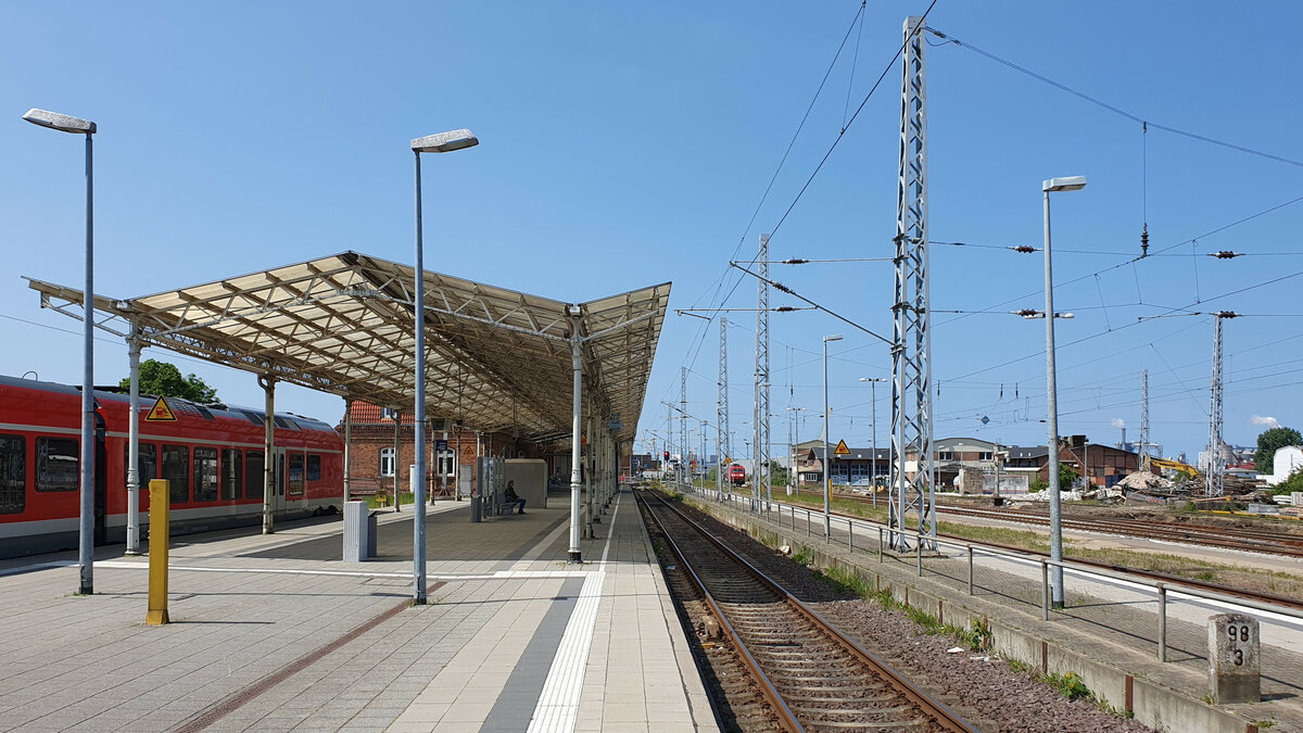 Blick auf den Bahnsteig 1/2 im Bahnhof Wismar.
Rechts im HIntergrund sind die Gleise zum lokalen Hafen sichtbar.
Links wartet eine BR429 als RB17 nach Ludwigslust.

Wismar, der 28.05.2023 (Handyaufnahme)
