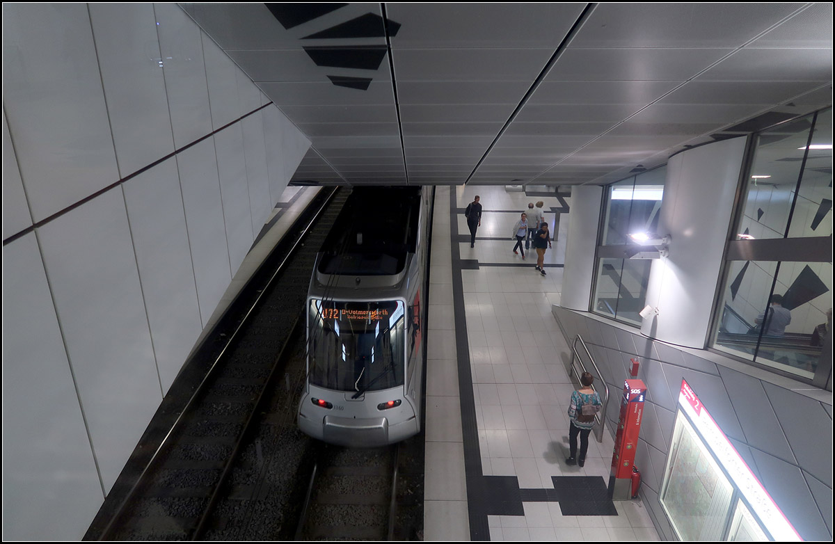 Blick auf den Bahnsteig -

Bei vielen der neuen Stationen der Düsseldorfer Wehrhahnlinie gibt es die Blickbeziehung von der Zugangsebene auf die Bahnsteigebene. Hier am Bahnhof Pempelforter Straße.

14.08.2018 (M)