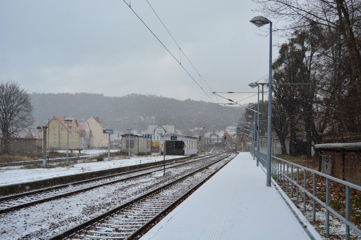 Blick auf den Bahnsteig in Blankenburg. Der linke Bahnsteig ist heute ohne Funktion. Damals gab es in Blankenburg noch einige Bahngebäude sowie einen Ringlokschuppen und viele Abstellgleise.

Blankenburg 05.01.2017