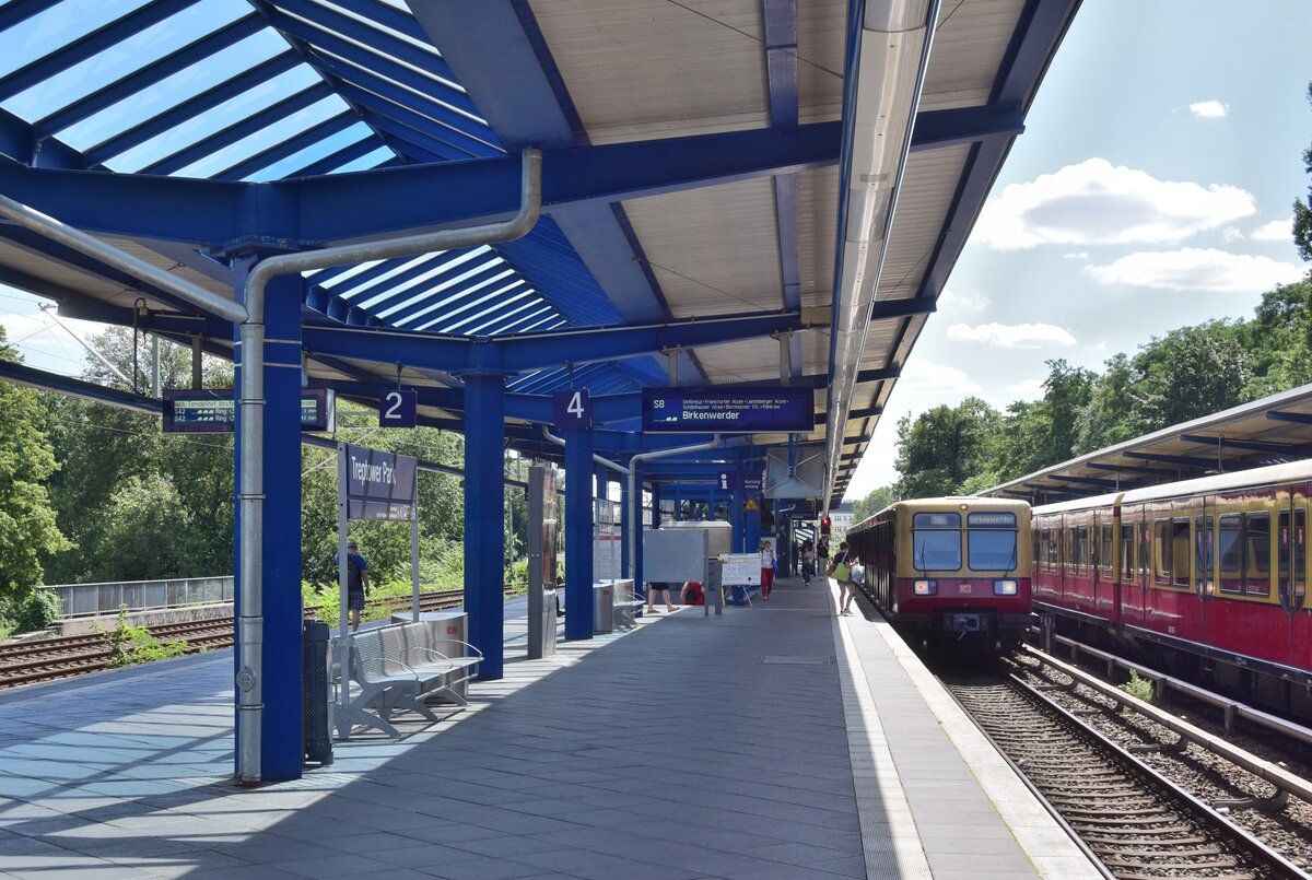 Blick auf den Bahnsteig Gleis 2 und 4 in Berlin Treptower Park. Auf Gleis 4 steht ein Zug der Br485 als S41 nach Birkenwerder.  Das Ende dieser Baureihe naht bereits. Am Gründonnerstag 2023 geht die Baureihe nach 30 Dienstjahren in den Ruhestand.

Berlin 13.06.2020