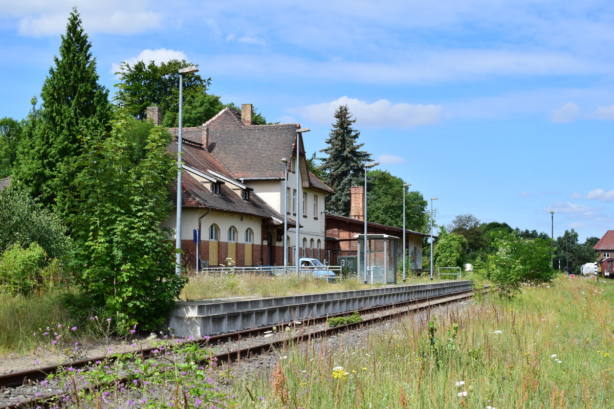 Blick auf den Bahnsteig und das leerstehende Empfangsgebäude in Loburg. Besonders auffällig an der Strecke ist das alle Haltepunkte und Bahnhöfe bis Loburg Barrierefrei mit 55cm Bahnsteigen ausgebaut und modernisiert sind was für eine Strecke ohne Personenverkehr ziemlich unüblich ist. 2003 wurde die Strecke samt Bahnsteige bis Loburg modernisiert. 2011 wurde der Personenverkehr wegen Oberbaumängeln und der daraus resultierenden bedeutend längeren Fahrzeit auf einen dauerhaften Busnotverkehr umgestellt. Seit 2015 betreibt die RegioInfra die Strecke welche noch gelegentlich für Bundeswehr Transporte genutzt wird. Aufgenommen vom Museum aus.

Loburg 23.07.2020