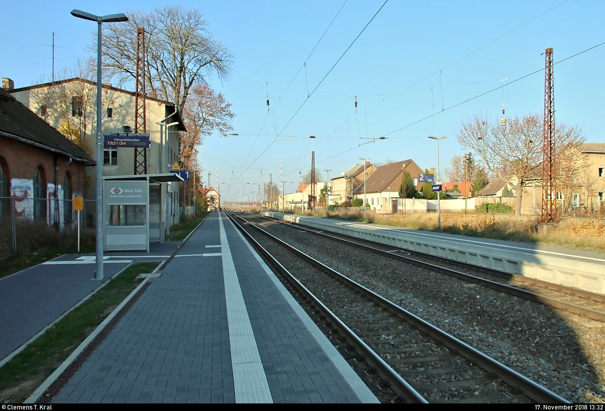 Blick auf die Bahnsteiganlagen des Bahnhofs Stumsdorf auf der Bahnstrecke Magdeburg–Leipzig (KBS 340). Ganz im Hintergrund sieht man das Stellwerk am Bahnübergang.
[17.11.2018 | 13:32 Uhr]