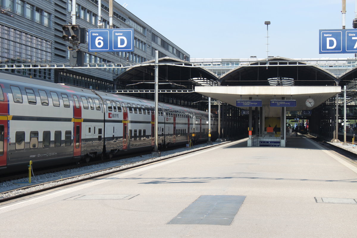 Blick auf die Bahnsteiganlagen in Luzern, wo links ein DostoIC anch Zürich bereit steht. Aufnahmedatum: 02.09.2016