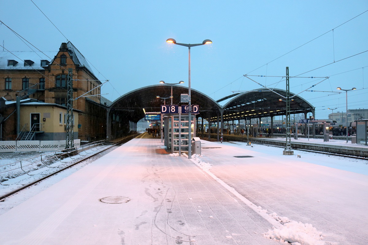 Blick auf die Bahnsteige 8-11 der Ostseite in Halle(Saale)Hbf in nördlicher Richtung bei Schneefall. [3.12.2017 | 16:01 Uhr]