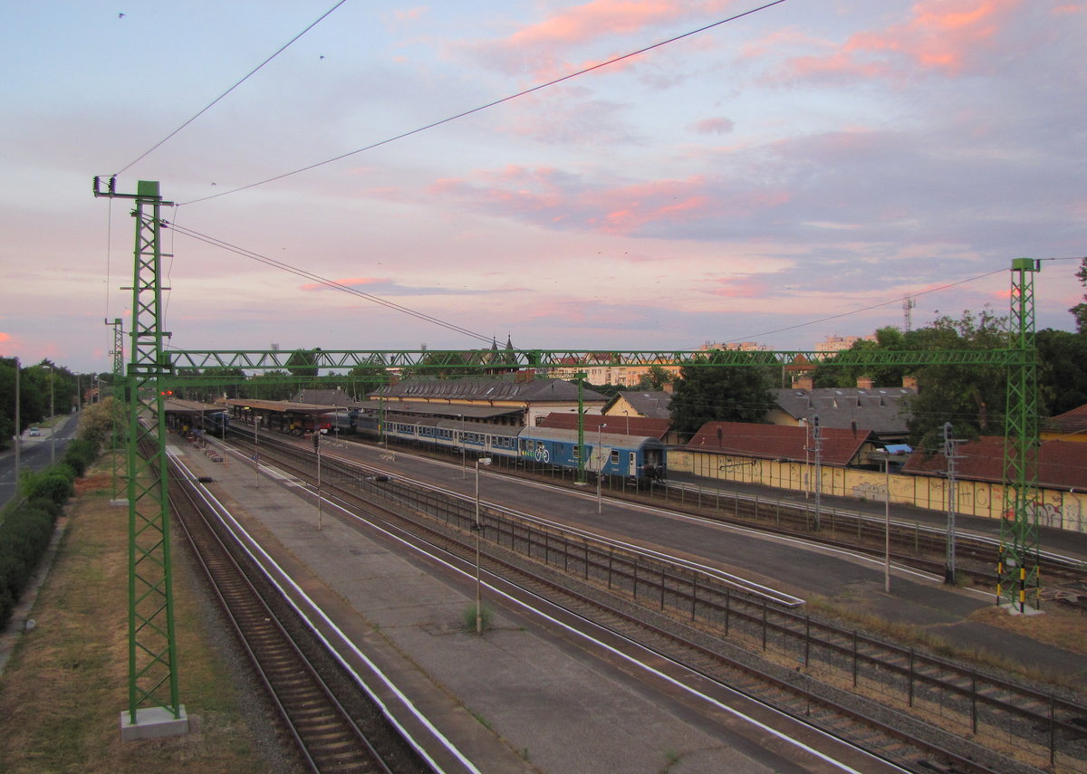 Blick auf die Bahnsteige, am 03.06.2016 in Siófok.