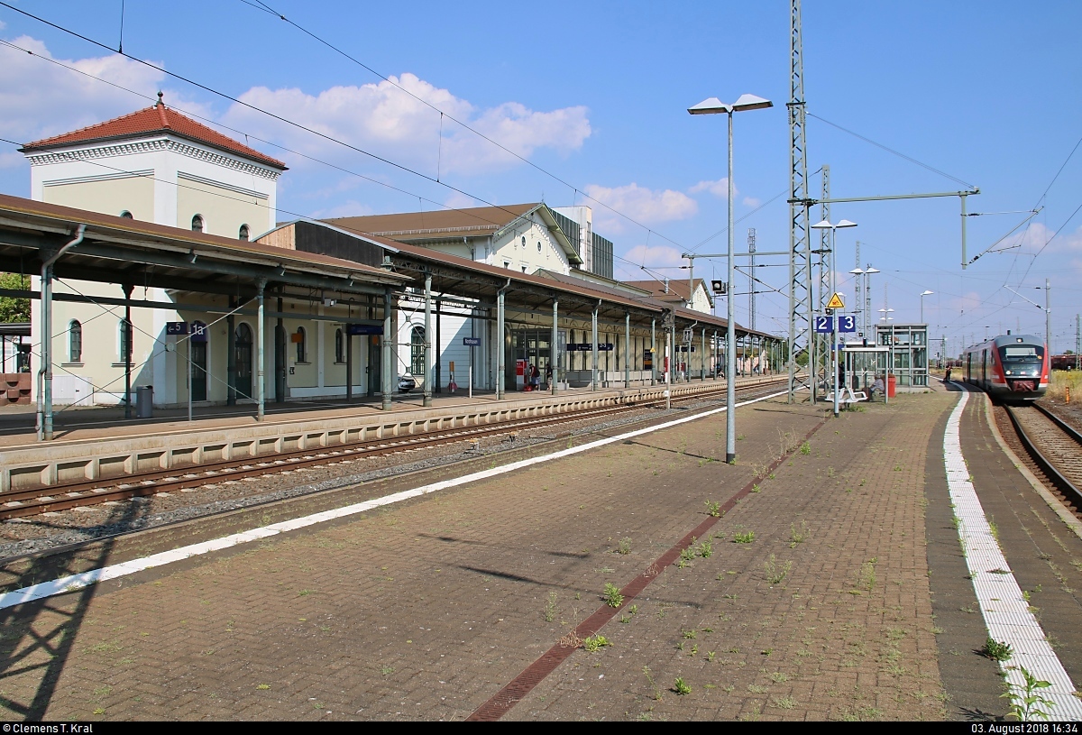 Blick auf die Bahnsteige des Bahnhofs Nordhausen mit Empfangsgebäude und (am rechten Rand) 642 031 (Siemens Desiro Classic) der Nordthüringenbahn (DB Regio Südost) als RE 16563 (RE55) nach Erfurt Hbf auf Gleis 3.
[3.8.2018 | 16:34 Uhr]